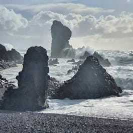 ริมชายฝั่งของคาบสมุทรสไนล์แฟลซเนสในประเทศไอซ์แลนด์ที่มีการก่อตัวของชั้นหินที่น่าทึ่ง