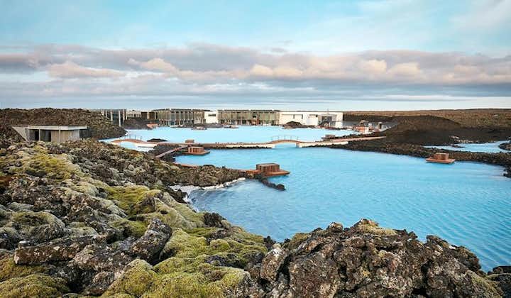 Blå lagunen är ett utomhussspa som ligger på sydvästra Island