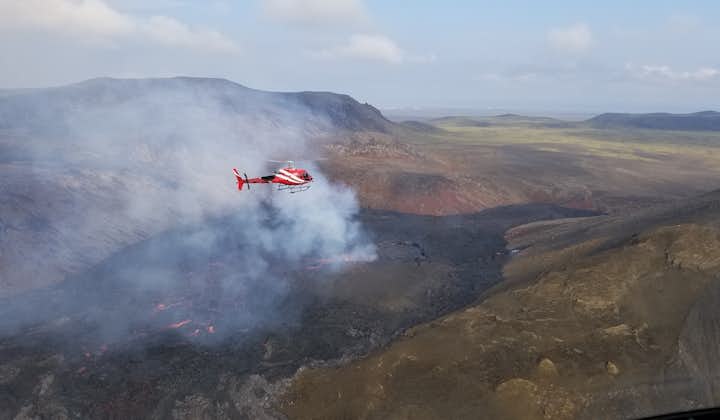 A helicopter pilot dares to fly near Fagradalsfjall 2022 eruption.