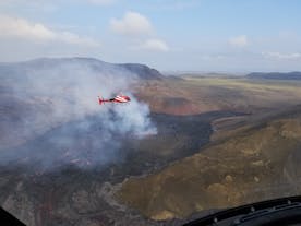 Een helikopterpiloot durft te vliegen in de buurt van de uitbarsting van Fagradalsfjall 2022.