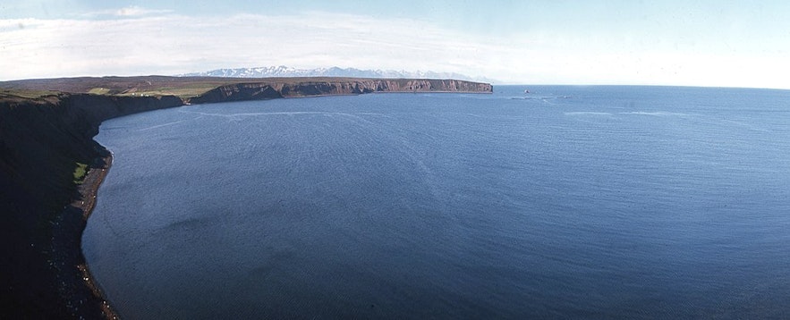 冰岛北部Skjalfandi湾湛蓝的海水，背景是连绵群山。