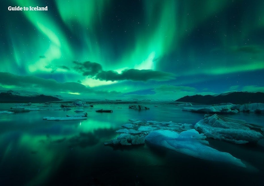 アイスランドの至宝、ヨークルスアゥルロゥン氷河湖を照らすオーロラ