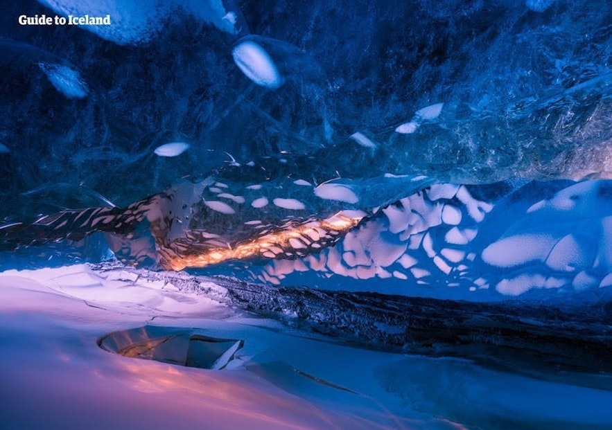 サイケデリックな表情を見せる氷の洞窟