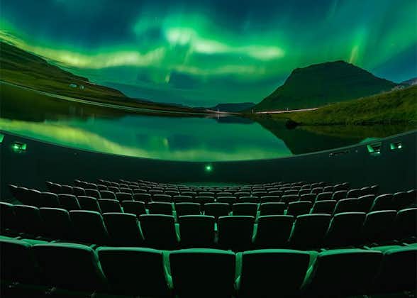 펄란의 천문관은 인상적인 360도 돔 극장으로, 숨막히는 시청각 공연인 아로라 오로라 쇼가 상영되는 장소입니다.