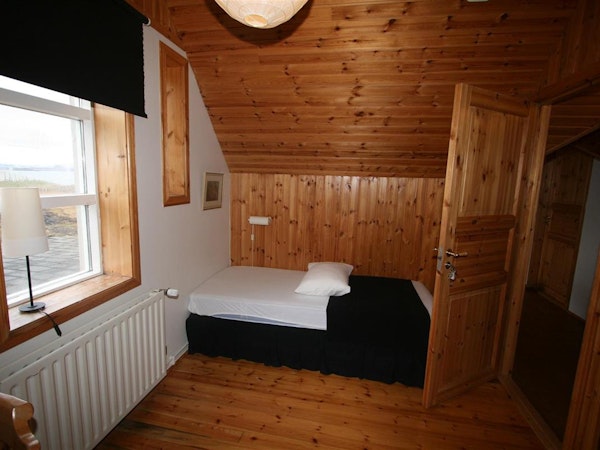 A twin room in Bjorg Borgarnes, which has access to shared bathroom facilities.