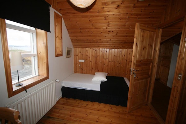 A twin room in Bjorg Borgarnes, which has access to shared bathroom facilities.