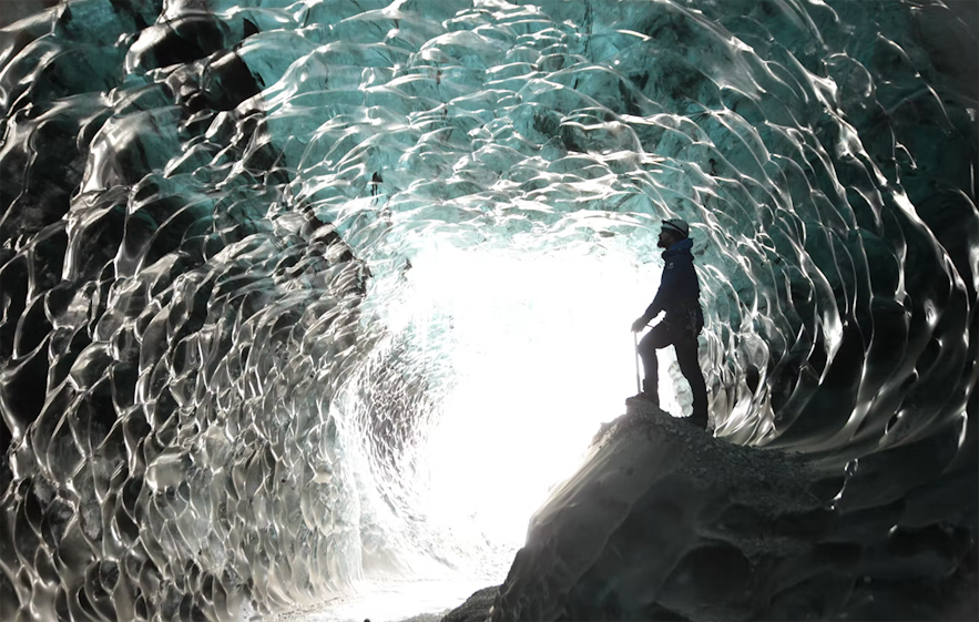 ヴァトナヨークトル氷河の氷の洞窟