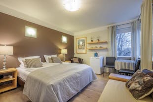 Pokoje dwuosobowe typu deluxe w pensjonacie Snorri's są przestronne, dobrze wyposażone i dysponują balkonem.