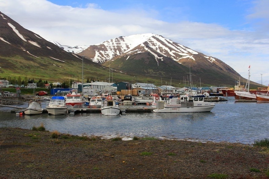 гавань на фоне гор исландия