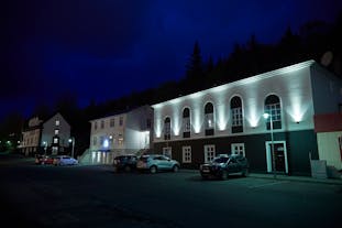 Widok zewnętrzny hotelu Akureyri Dynheimar w centrum Akureyri w nocy.