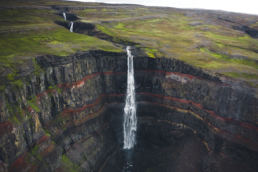 Wodospad Hengifoss we wschodniej Islandii.