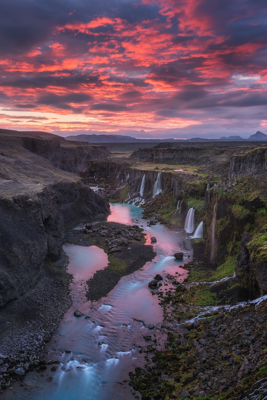 아이슬란드의 흐라우네야포사르 폭포. 또 다른 이름으로는 레카포사르 또는 포그뤼포사르 폭포로 알려져 있습니다.