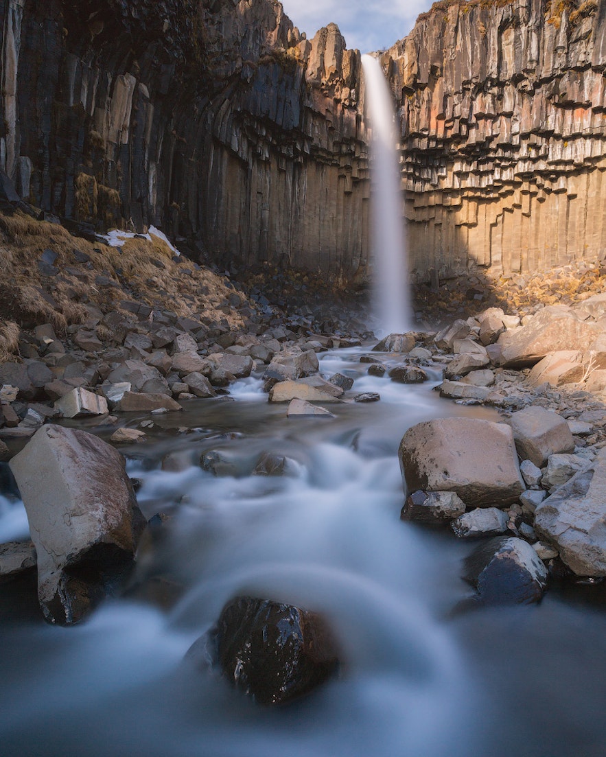 Wodospad Svartifoss z ikonicznymi bazaltowymi kolumnami na Islandii.