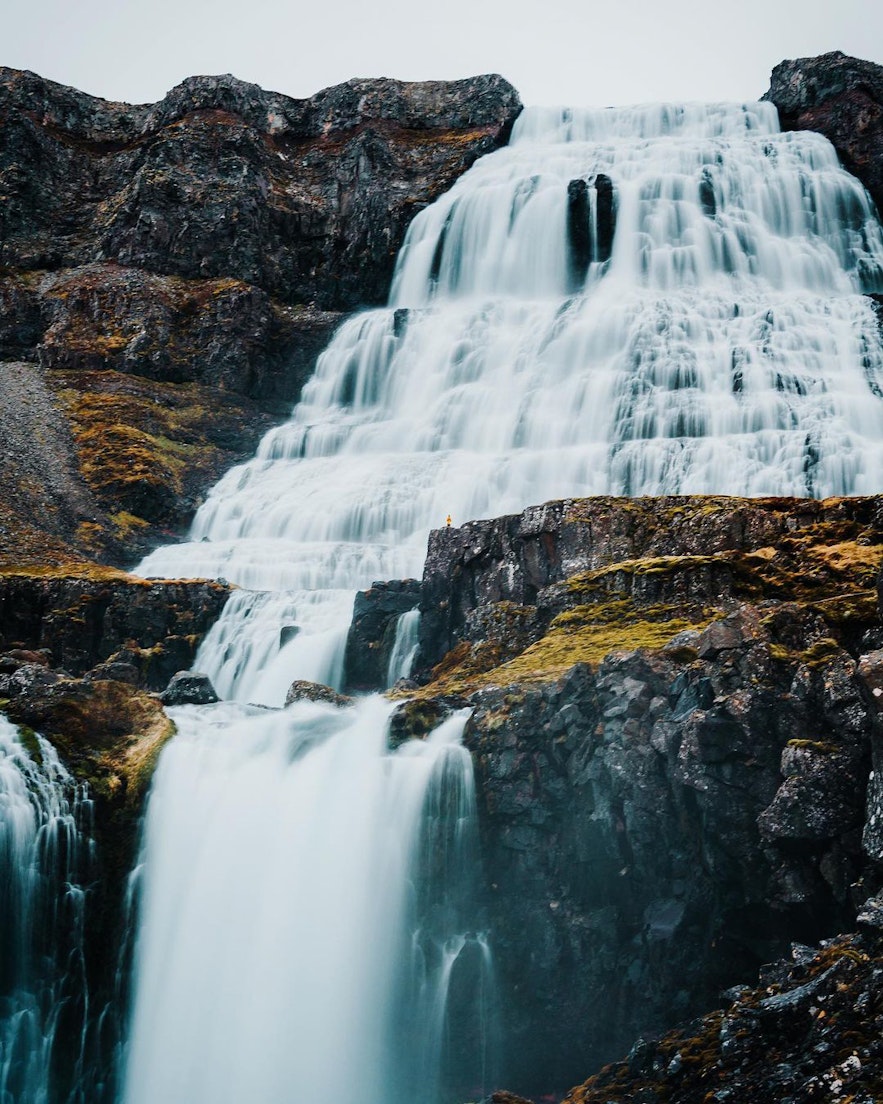 Wodospad Dynjandi na Fiordach Zachodnich w Islandii.