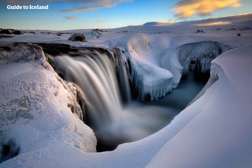 น้ำตกฮราฟน์บียาร์กาฟอสส์ในหน้าหนาวของไอซ์แลนด์