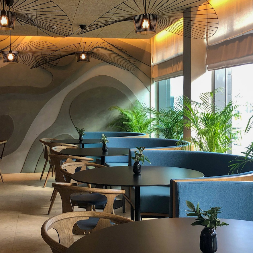位于雷克雅未克市中心的洛加维格中心酒店的精致和设计有品味的用餐区。