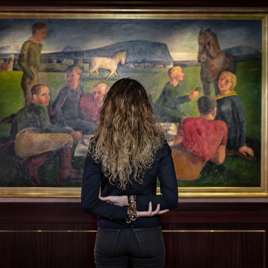 在雷克雅未克市中心的霍尔特酒店，住客会停下来欣赏众多的艺术品之一。