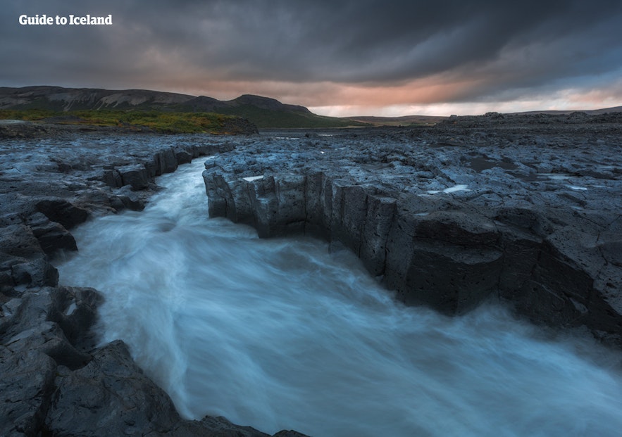 冰岛西部的哈萨菲尔（Húsafell）有一条奔腾不息的河流