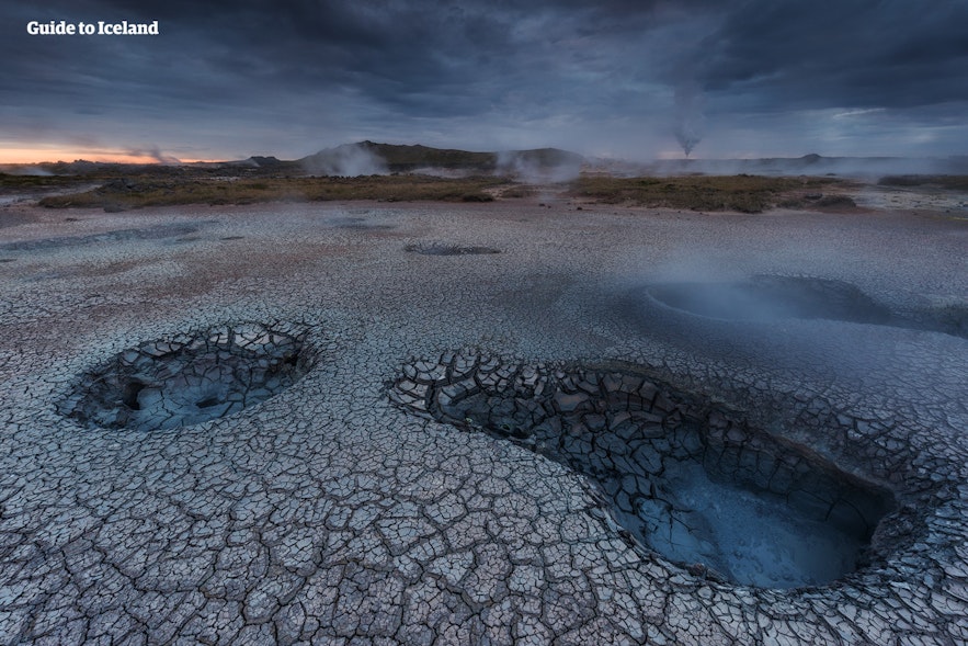冰岛西部有几个地热区，有沸泥潭、地热喷泉与蒸汽孔