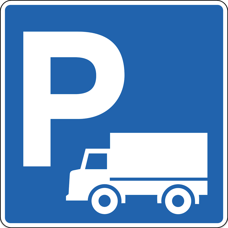 청색의 사각형 표지판 내부에 백색 알파벳 P와 트럭 그림이 그려지 있는 아이슬란드의 도로 표지판. 트럭 주차 공간이라는 의미입니다.
