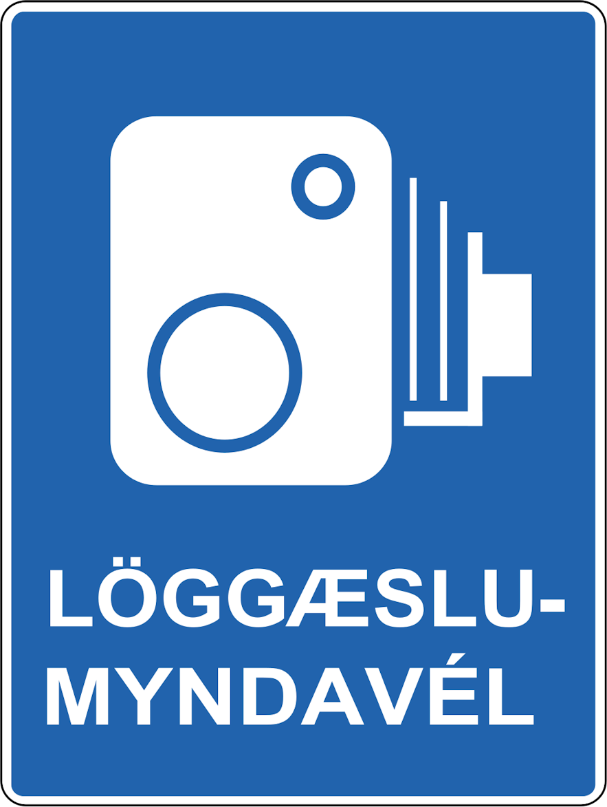 一个蓝色长方形标志，上面有一个白色的测速摄像头图案和冰岛文告诉驾驶员这是一个测速监控区域。
