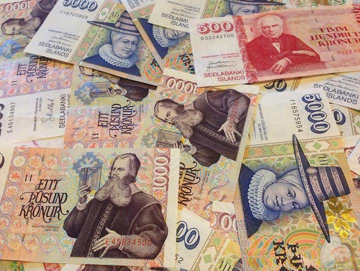 Guide to the Icelandic Krona (with a currency converter!)