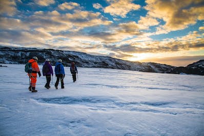 Eine Reihe von Gletscherwanderern wandert über die Eiskappe des Skaftafell.