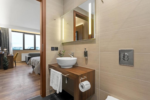 An en-suite private bathroom at Alva Hotel.
