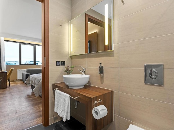 An en-suite private bathroom at Alva Hotel.