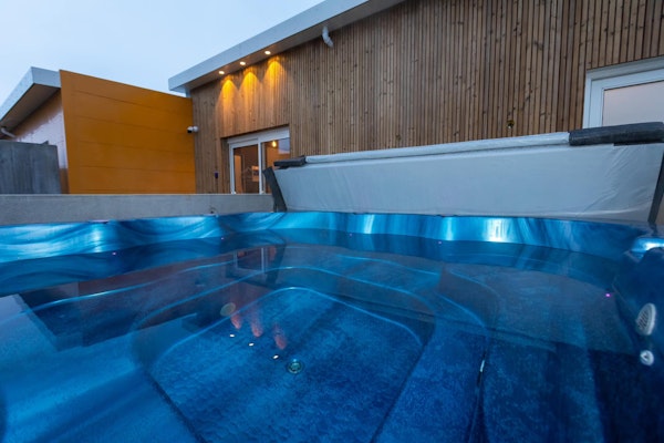 Hotel Halond's hot tubs is located outdoors.