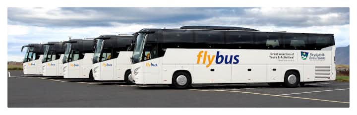 Przejazd autobusem Flybus z lotniska Keflavik do Reykjaviku.