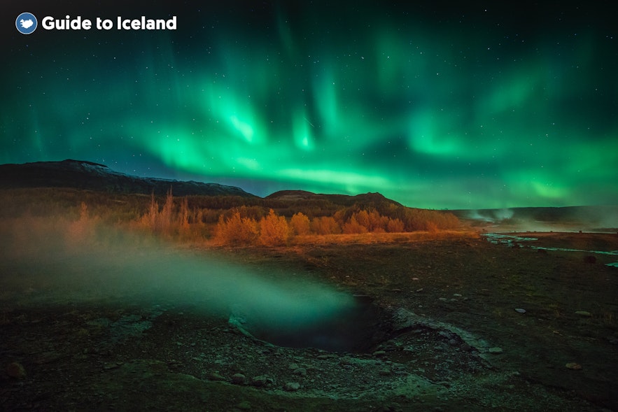 Geysirin alue Islannissa on mahtava paikka revontulien bongaamiseen.