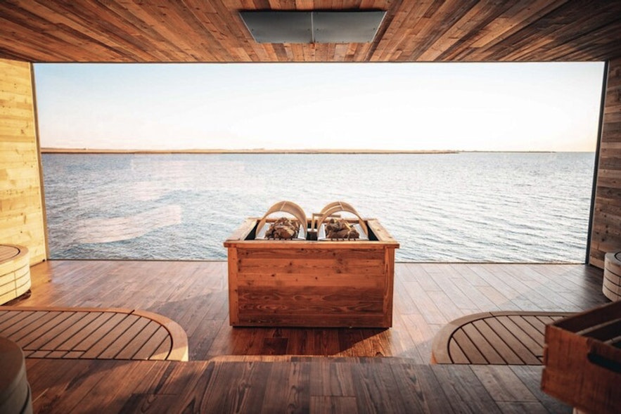 Le sauna du Sky lagoon est équippé d'une fenêtre en verre donnant vue sur l'océan.