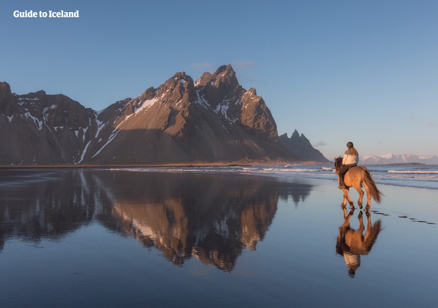 冰岛的美丽风景让骑马变得更加刺激。