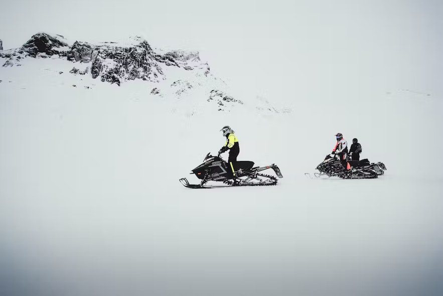 跳上雪地摩托，穿越冰岛的冰川和积雪。