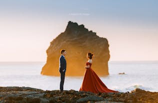 冰岛美丽的风景为拍摄婚纱照提供了最佳地点。