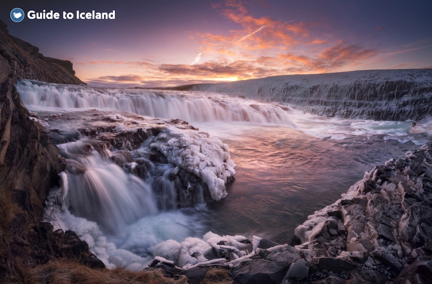 冬天，冰岛北部的塞尔福斯瀑布
