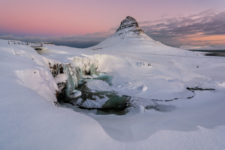 아이슬란드 스나이펠스네스 반도에 위치한 키르큐펠스포스 폭포의 겨울철 풍경