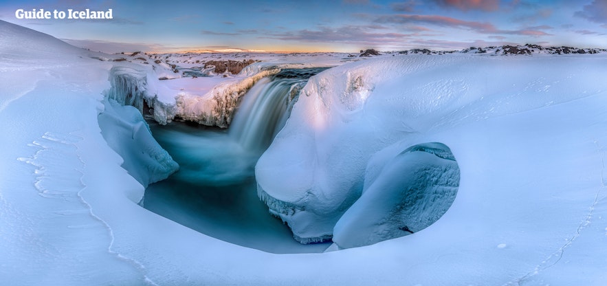 겨울철 아이슬란드 크라픈뱌르가포스(Hrafnbjargafoss) 폭포의 얼어붙은 모습