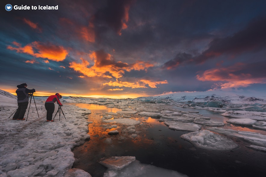 数以千计的冰山在杰古沙龙冰河湖中漂流。