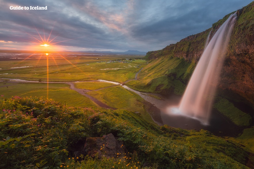 冰岛南岸壮丽的塞里雅兰瀑布（Seljalandsfoss）。