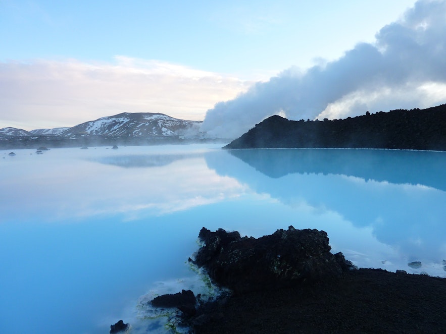 自驾游冰岛也可以在蓝湖体验难忘的地热温泉。