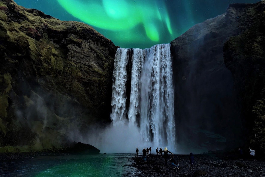北极光下的冰岛斯科加瀑布（Skógafoss）