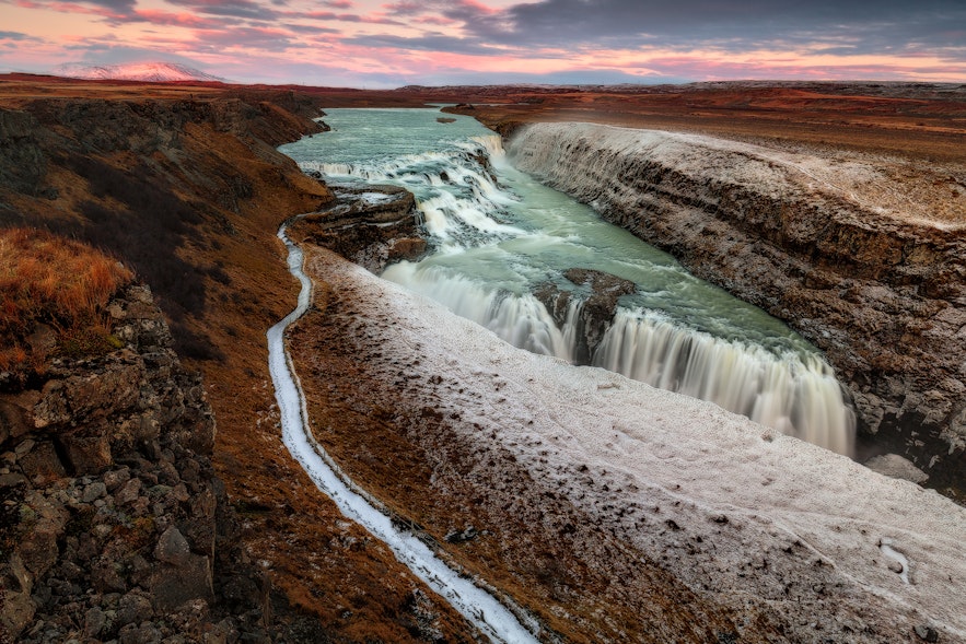 아이슬란드의 유명 관광 코스 골든 서클의 구성요소인 굴포스 폭포의 겨울 풍경