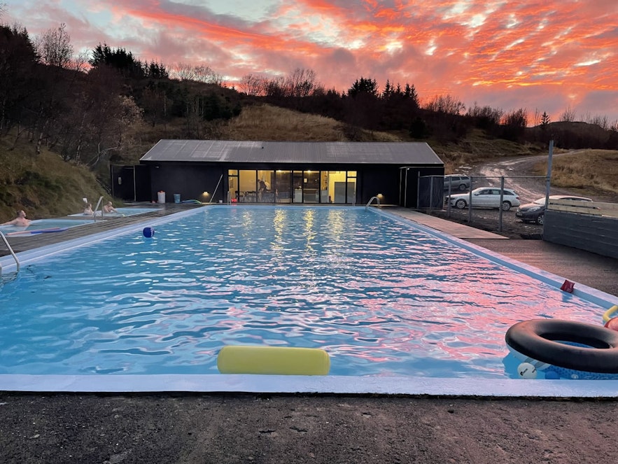 La piscine géothermique de Hreppslaug près de Hvanneyri en Islande.