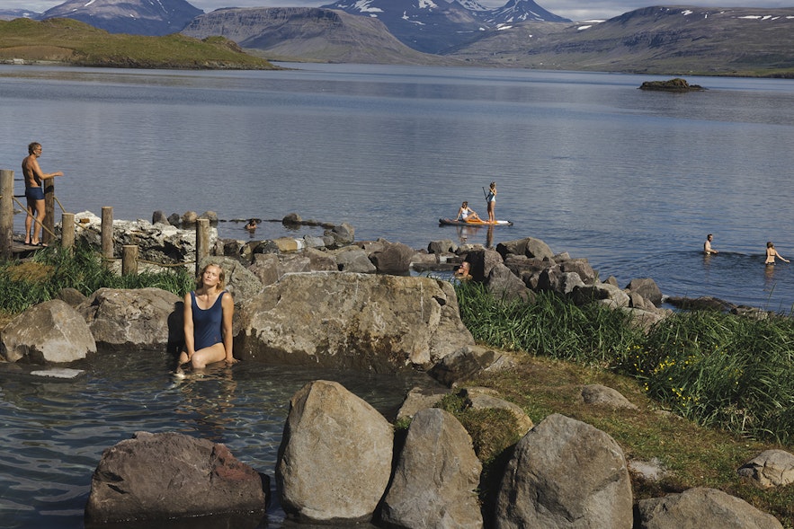 Gorące źródła Hvammsvik w zatoce Hvalfjordur, wiosłowanie na desce w pogodny dzień.