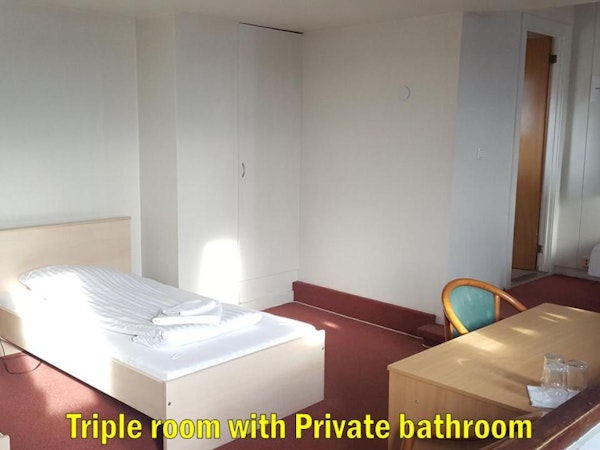 Travel Inn Guesthouse offers a triple bedroom with a private bathroom.