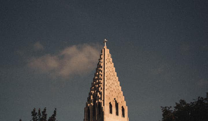 The spire of the Hallgrimskirkja church in Reykjavik at night.