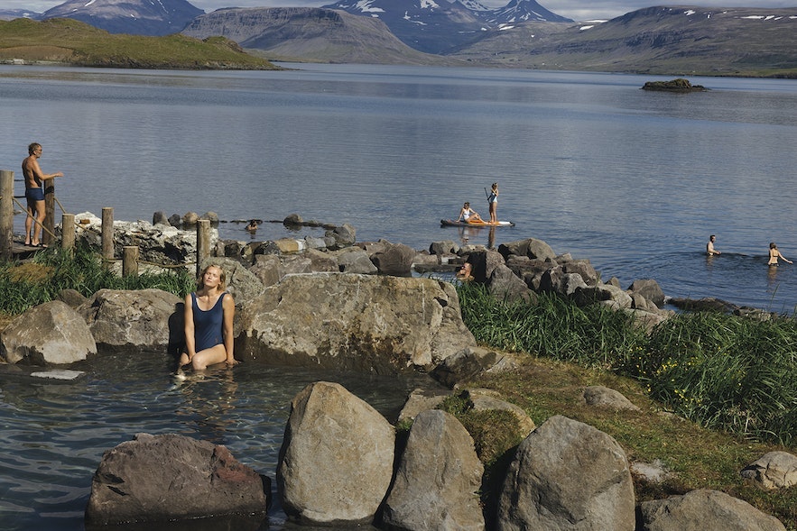 På Hvammsvik i Hvalfjordur kan du stå på paddleboard