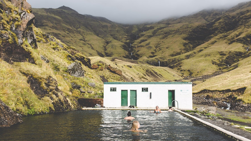 Der Seljavallalaug Pool in Island ist im Mai ein beliebtes Ausflugsziel